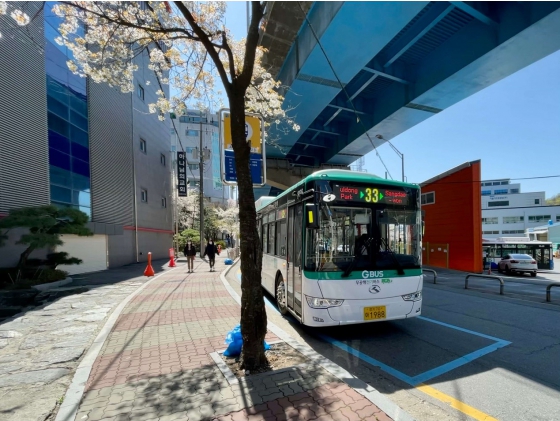 ส่งมอบรถบัสไฟฟ้าบริสุทธิ์ขนาดยาว 45 คิงคิวชุดแรกไปยังโซลเพื่อการขนส่งสีเขียวของเกาหลี
